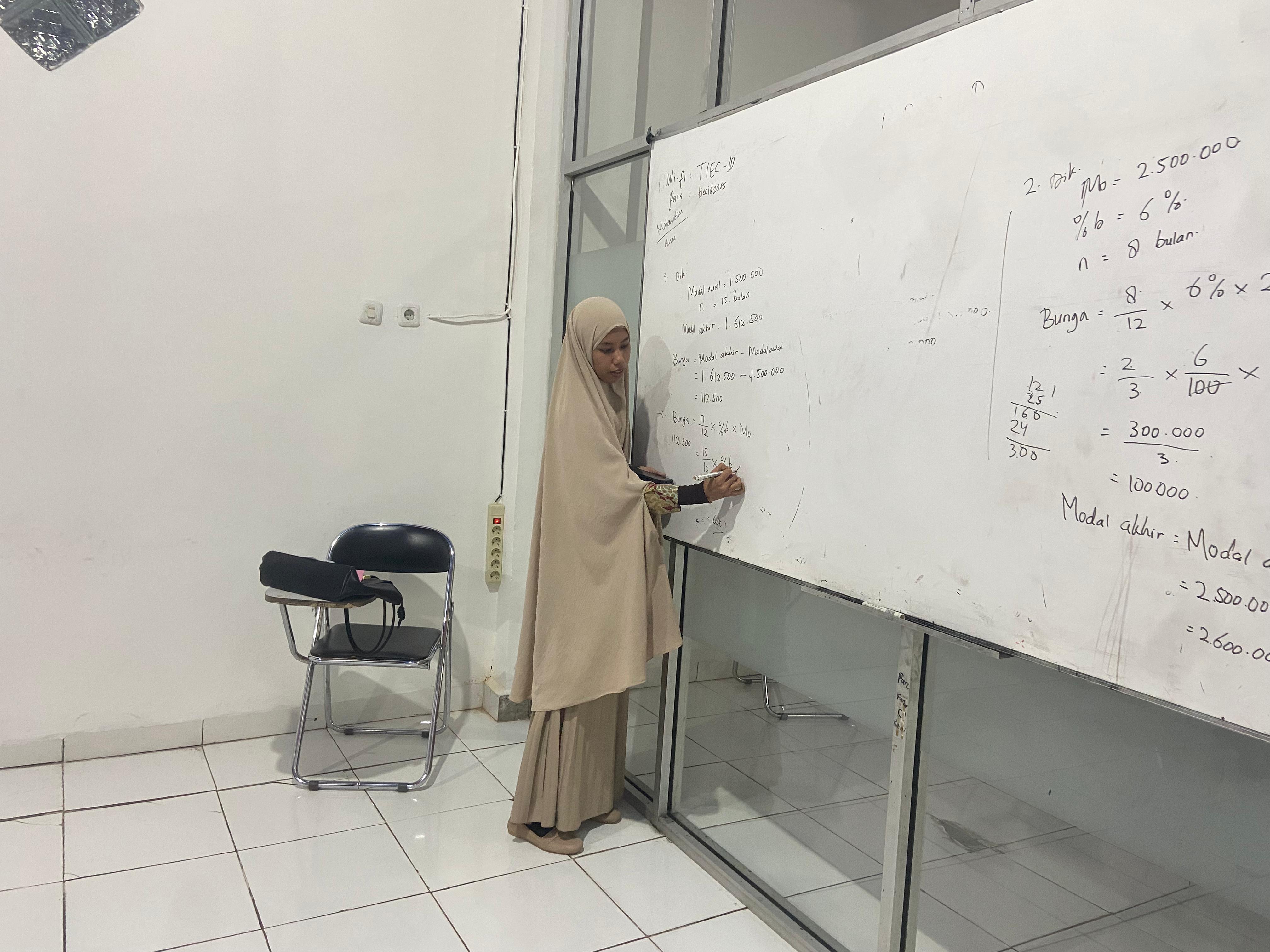 Tentor sedang mengajar