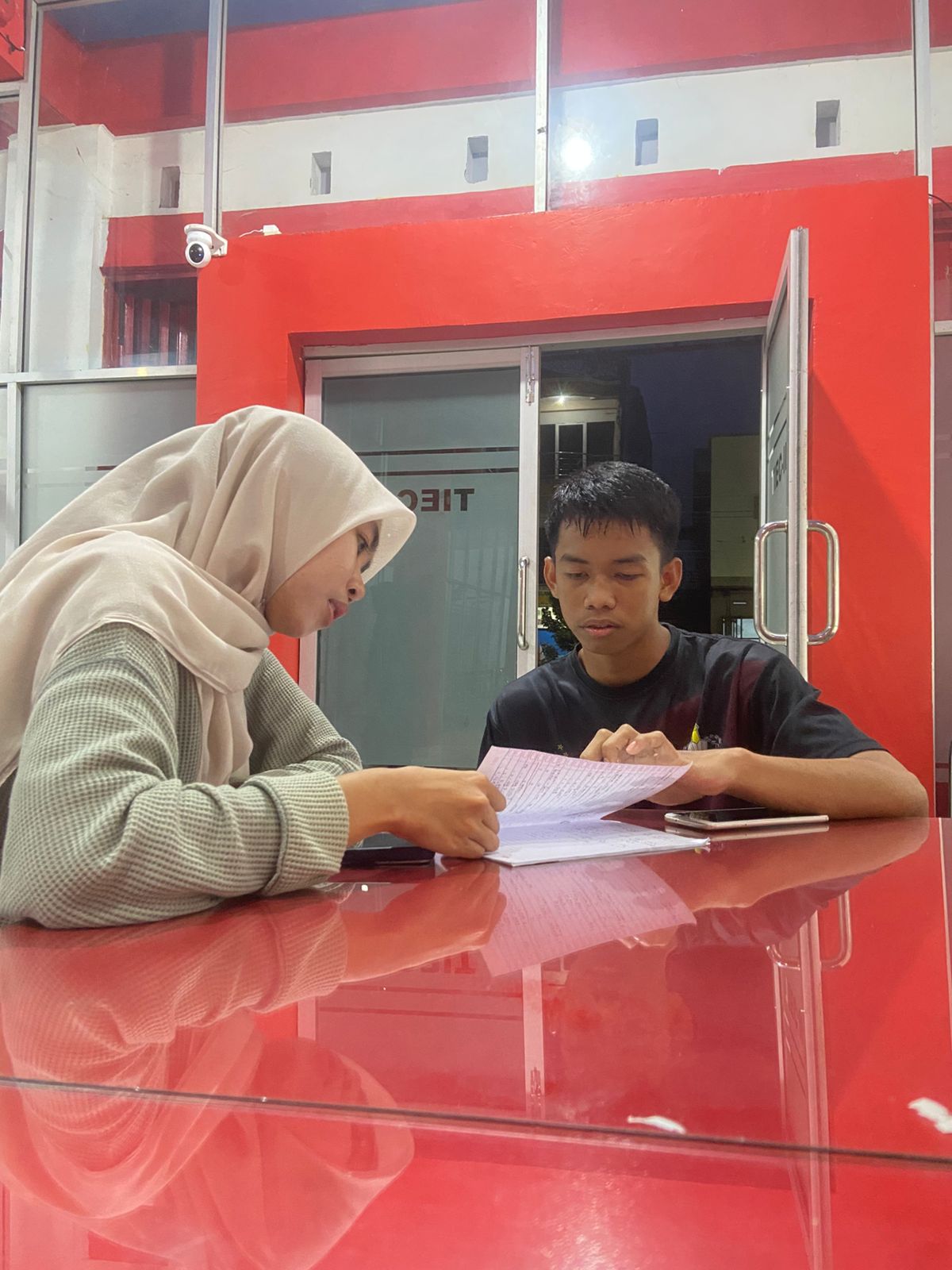 Konsultasi PR Siswa bersama Tentor TIEC-ID 