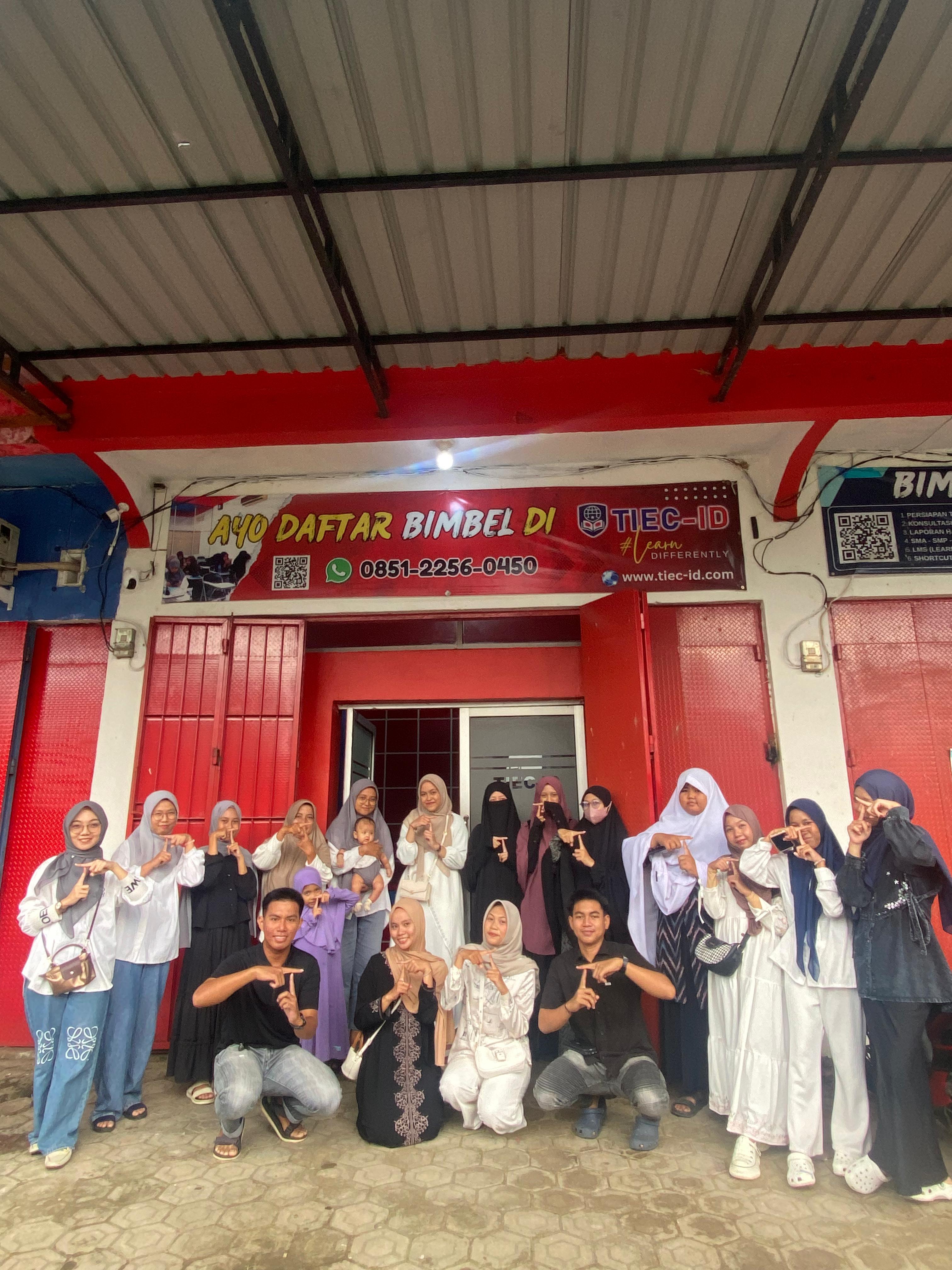 Siswa TIEC-ID beserta staff dan tentor TIEC-ID 