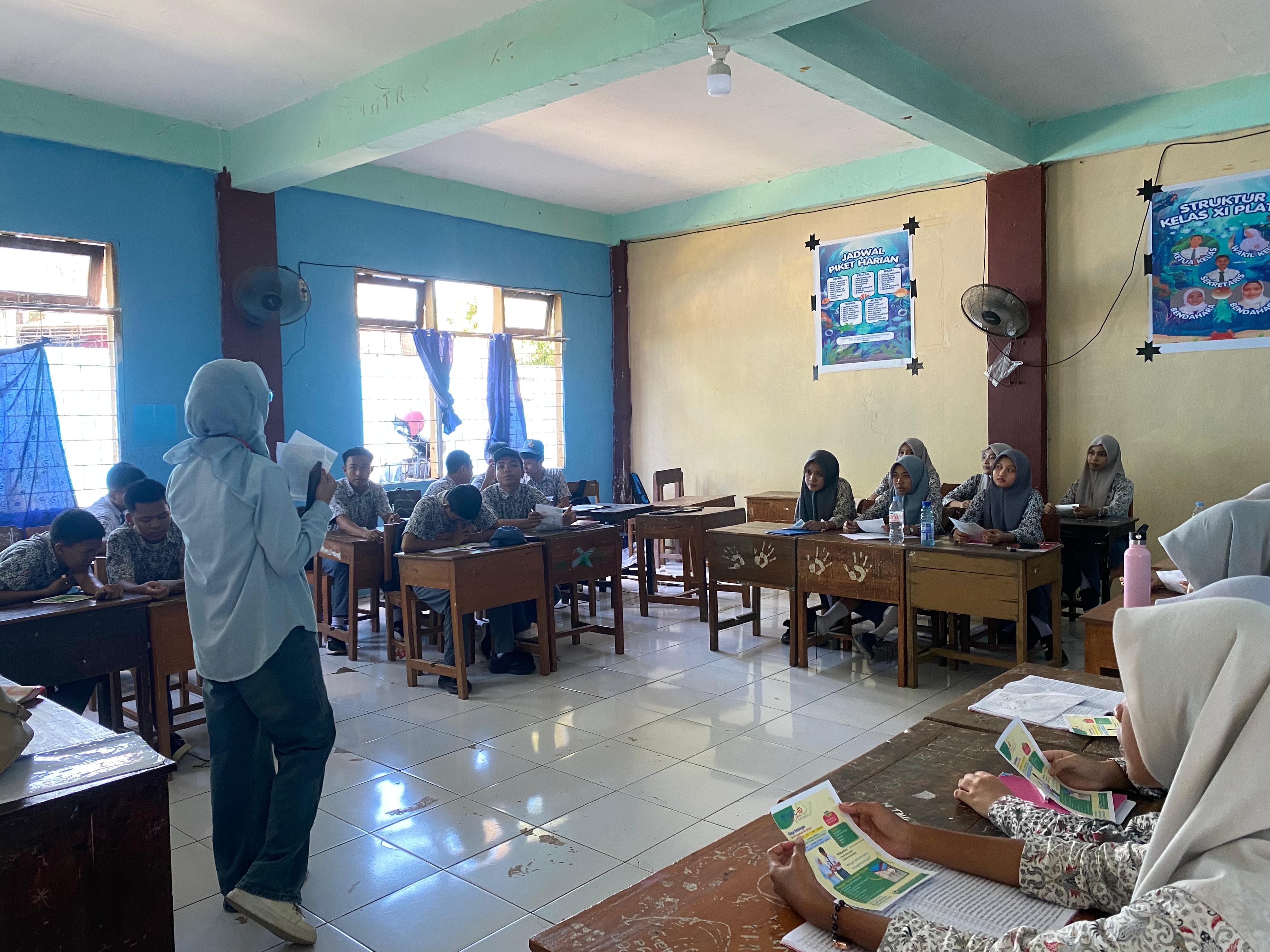 Sosialisasi dan bagi brosur di SMA Negeri 3 Takalar